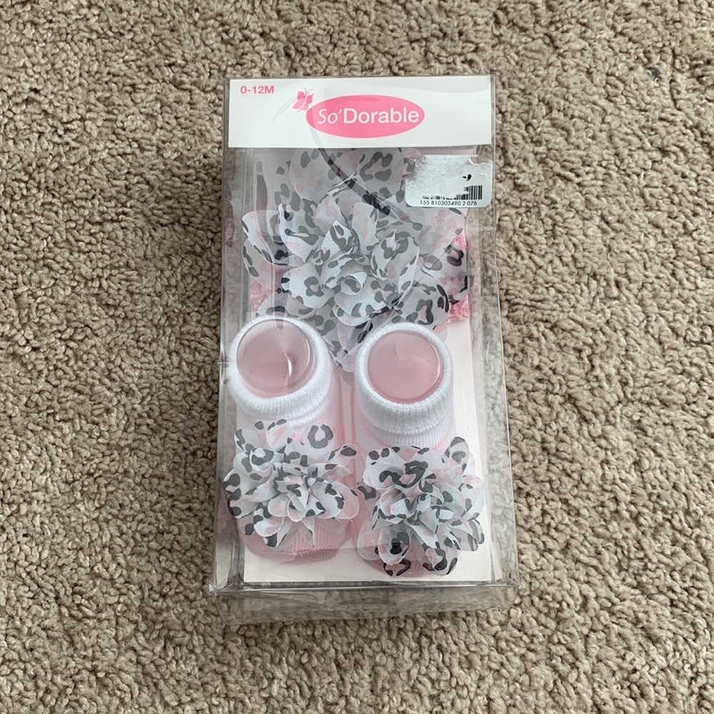 Baby booties and bow
